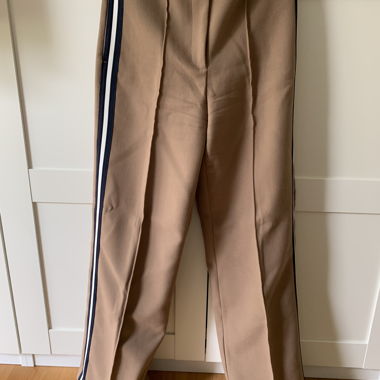 Weite Hose mit Gallonstreifen
