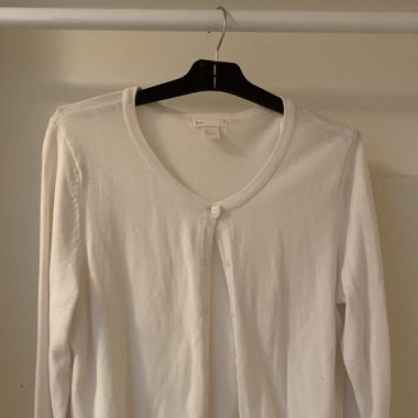 Weisses Strickjäckchen aus 100% Baumwolle 