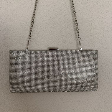 Silberne Clutch mit Kettenriemen