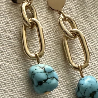 Goldfarbene Anhänger-Ohrringe mit Edelsteinen