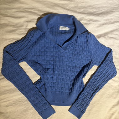 Blauer Strukturpullover mit Kragen