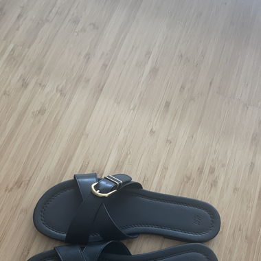 Schwarze Riemensandalen mit goldener Schnalle