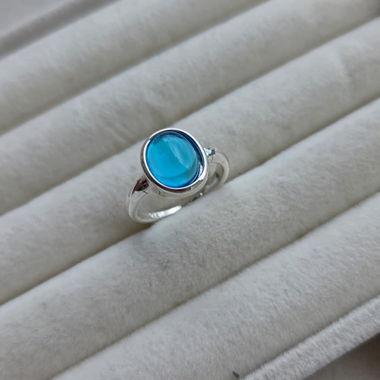 Anello in argento con pietra blu