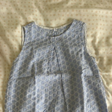 süsse Bluse mit Stickereien
