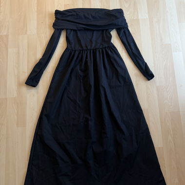 Abito maxi nero scollato sulle spalle