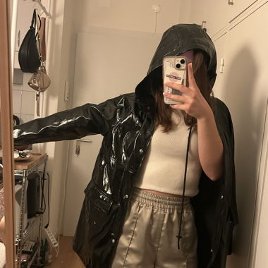 Schwarze Regenjacke mit Kapuze aus Lack