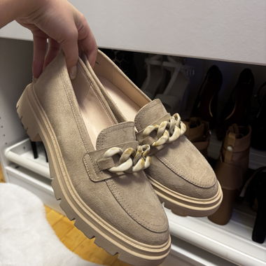 Loafer with chain