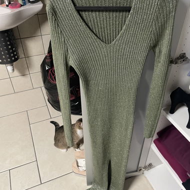 Robe longue en maille verte avec fente