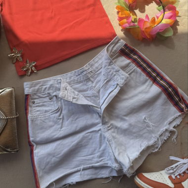 Short blanc et coloré 