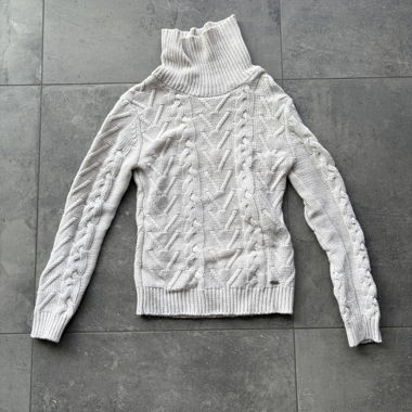GUESS off-white cable-knit turtleneck L
