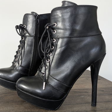 Schwarze Stiefeletten mit Stiletto-Absatz