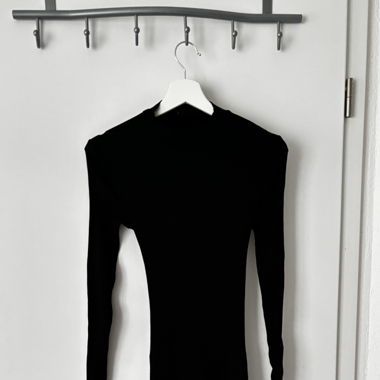 Schwarzes Kleid mit Rückenausschnitt