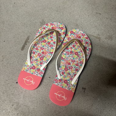 Bunte Zehentrenner mit Blumenmuster