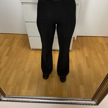 Schwarze Schlaghose