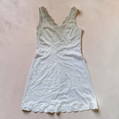 Robe courte blanche en dentelle