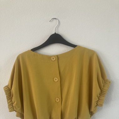 Yellow top with Knöpfe that can be worn backwards 