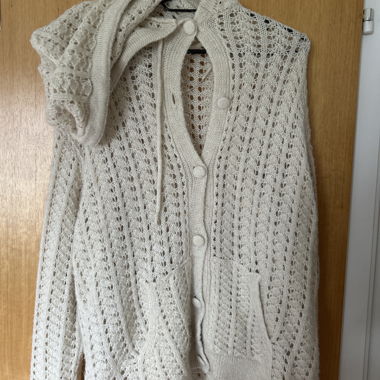 Cardigan en tricot à capuche