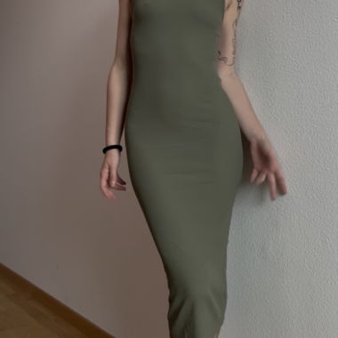 Abito midi verde oliva senza maniche