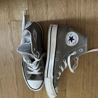 graue Converse Schuhe
