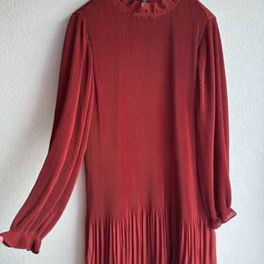 Robe plissée rouge à col