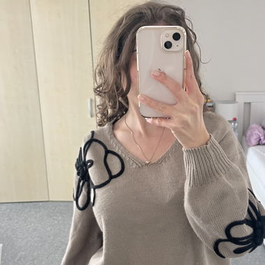 Pull en maille beige avec fleurs