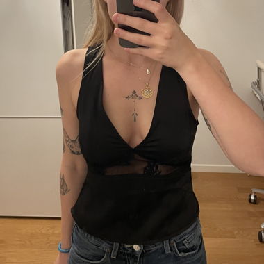 Haut Motel Valeska avec empiècement en dentelle