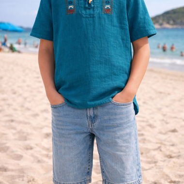 Blaue Kinderhemd