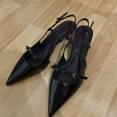 Schwarze Lackpumps spitz zulaufend