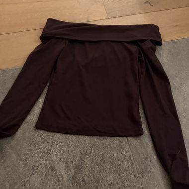 Haut décolleté épaule dénudée bordeaux