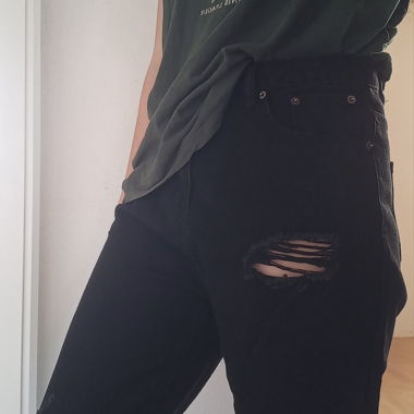 Schwarze Hose mit Löcher (extra)