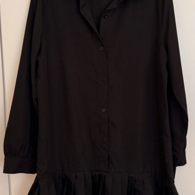 Blusa nera con balze