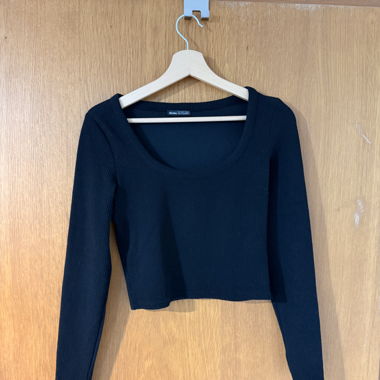 Top a maniche lunghe cropped Bershka