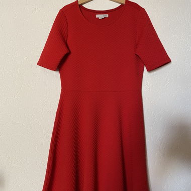 Abito rosso con maniche corte