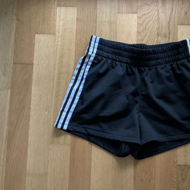 Adidas Shorts in schwarz