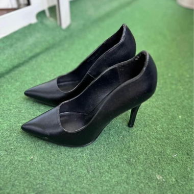 Schwarze Pumps mit Absatz