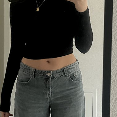 Black Long-Sleeve Cropped Top