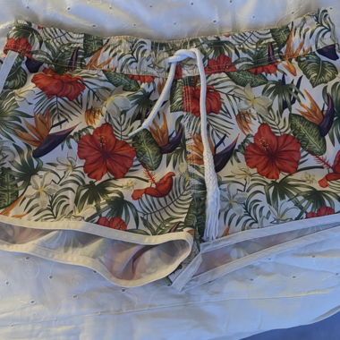 Bunte Badeshorts mit Blumenmuster