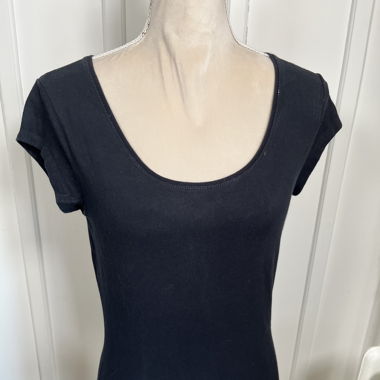 T-shirt noir basique col U échancré