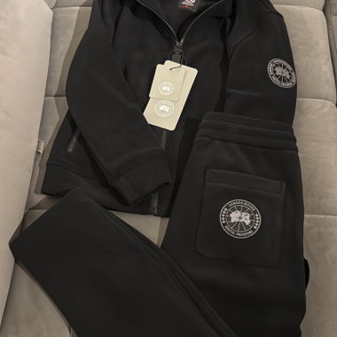 Schwarzes Trainingsanzug-Set