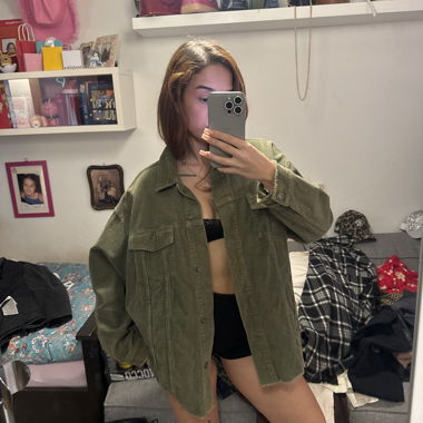 Olivgruene Cordjacke