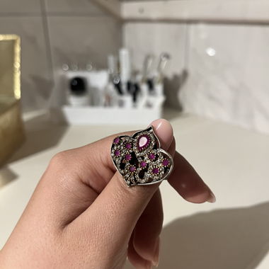 Anello in argento con pietre rosa