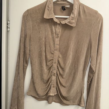 Beiges Samtshirt mit Raffung