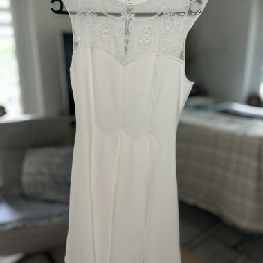 Weisses ärmelloses Kleid