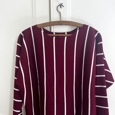 Pull bordeaux avec fines rayures blanches