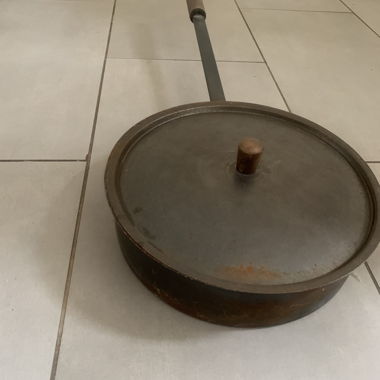 Poêle en fonte à marrons avec couvercle