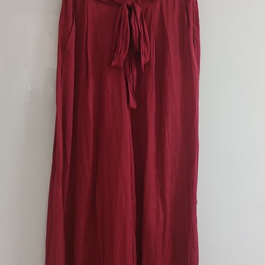 Fließende Hose im Satin-look mit Schlitz