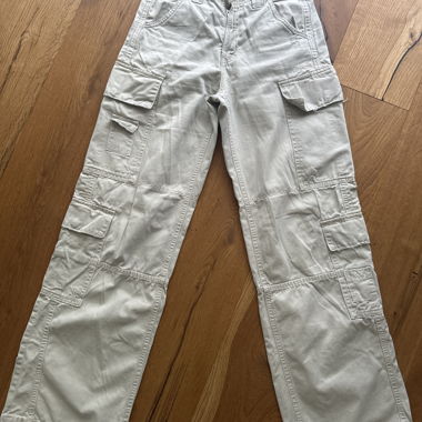 Graue Cargos