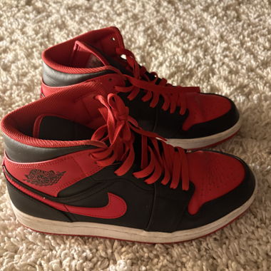 Baskets Nike Air Jordan haut noir-rouge