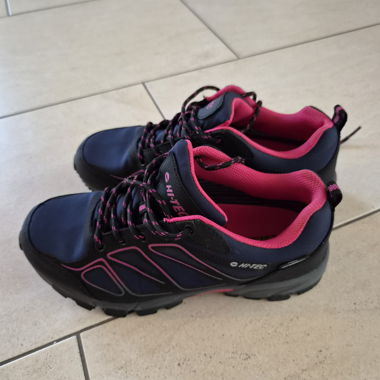 Scarpe da trekking e sandali