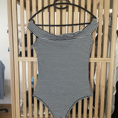 Gestreifter Off-Shoulder Body